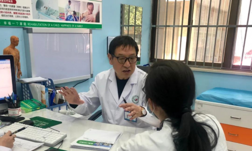 语言发育迟缓不要慌 南京天佑儿童医院陈刚医生让孩子开口说话