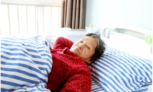 【聊城爱尔】为百岁老人实施白内障手术，视力恢复乐享晚年生活！