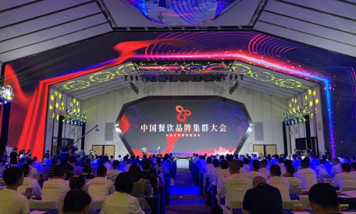 首届中国餐饮品牌集群大会惊现“衣护明星”，COUCOQ科驭征服全国百位餐饮大咖
