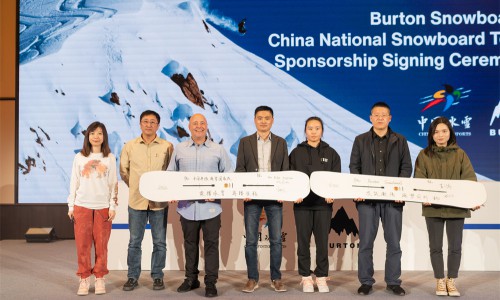 与中国单板滑雪健儿坚定同行——BURTON再度携手中国单板滑雪国家队，助力中国冰雪运动再攀高峰