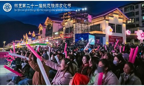 你看，桃花开了，他们笑了，  这或许就是2024春天最热闹的“小美满”！