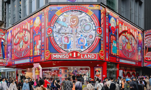 大店战略+全球IP双轮驱动，名创优品MINISO LAND全球壹号店破亿