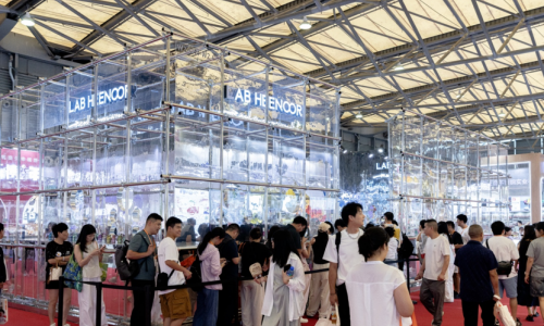 让创意落地：LAB HEENOOR在上海百货展构建“无限现实”