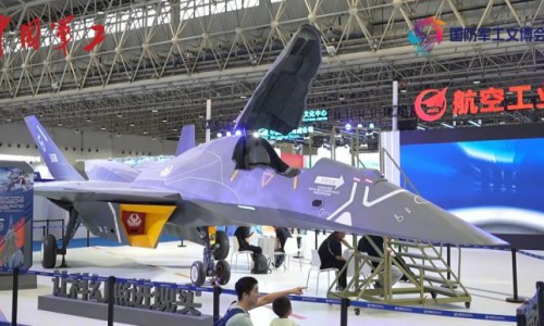 中航工业与虎豹集团联名服装：“航空魂”亮相国防科技文博会