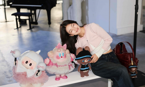 名创优品打造“搪胶时装周”，携手中国设计师Caroline Hú推动潮玩IP出海