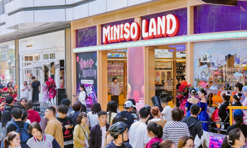 国庆打卡新风向：名创优品MINISO LAND西北首店亮相西安，引爆IP消费热潮
