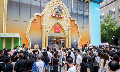 打造潮流消费新地标，名创优品MINISO LAND“双首店”亮相重庆