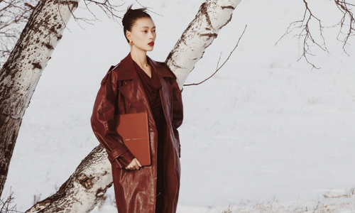 新年潮流C位：解码HUAWEI MateBook Fold“瑞红”的时尚基因