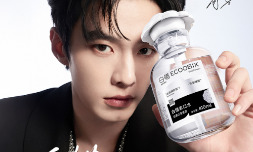 白惜官宣清新代言人何與：隨與清新，共赴春日「香」遇