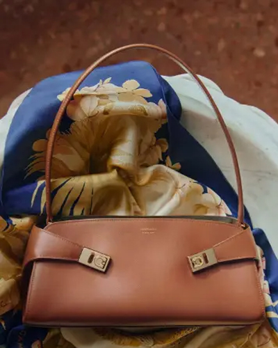 2026早秋系列 FERRAGAMO横版HUG EAST-WEST手袋