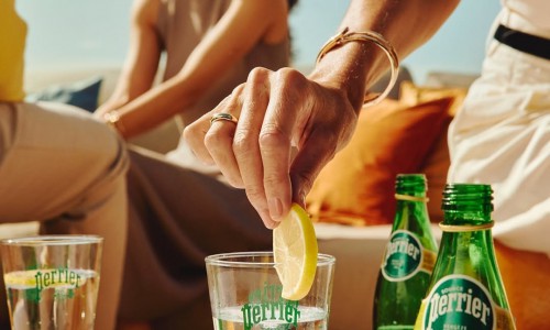 盛夏松弛方案：对抗夏日高温，巴黎水开启轻盈悦己时刻